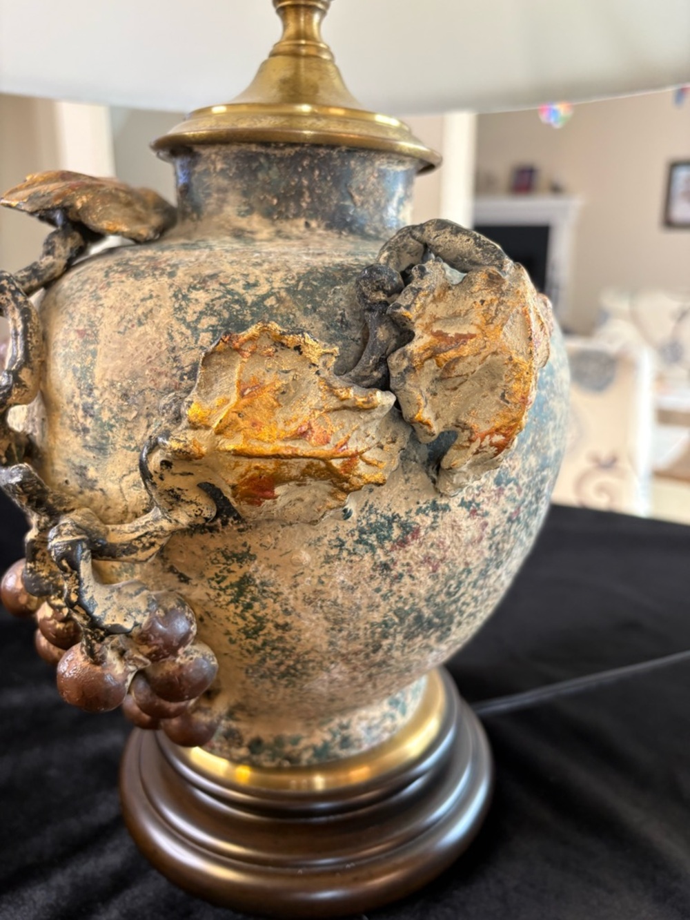 🔥🔥🔥A Rare Find Vintage Table Lamp Featuring A Base With Grape And Vine Details - Picture 6 of 13
